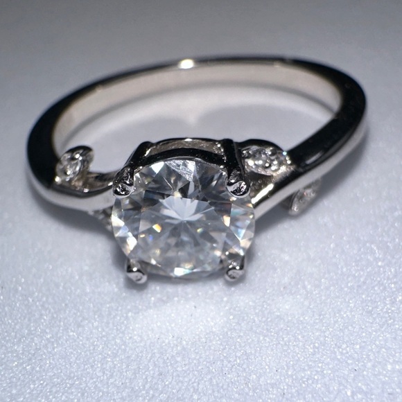 Elegant Silver Moissanite Ring size 8 - Picture 3 of 7